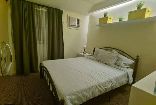 Postel nebo postele na pokoji v ubytování Cozy Home Deca Clark