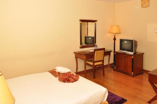 TV a/nebo společenská místnost v ubytování Churchill Addis Ababa Hotel