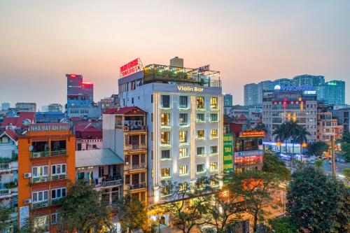 22Land Residence Hotel & Spa Ha Noi في هانوي: أفق المدينة مع مبنى أبيض