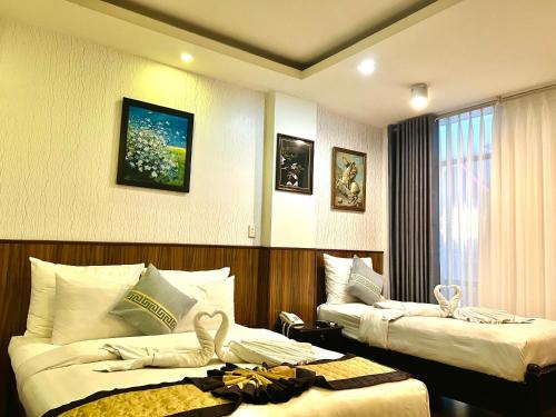A bed or beds in a room at DDA Hotel District 1- Bùi Viện-Đề Thám Walking Street