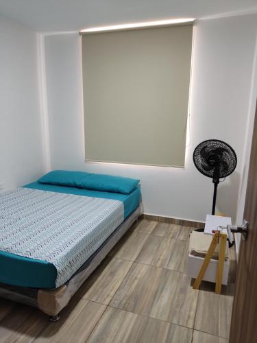 聖吉爾的住宿－Hermoso y Cómodo Apartamento--Excelente Ubicación，一间卧室配有一张床和风扇