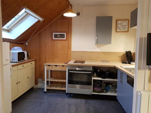 Il comprend une petite cuisine équipée d'une cuisinière et d'un évier. dans l'établissement Appartement familial de 3 pièces, au cœur du village, proche des pistes, idéal pour enfants - FR-1-515-126, à Villard-de-Lans