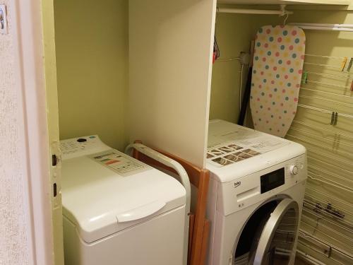 - une petite buanderie avec un lave-linge et un sèche-linge dans l'établissement Appartement familial de 3 pièces, au cœur du village, proche des pistes, idéal pour enfants - FR-1-515-126, à Villard-de-Lans