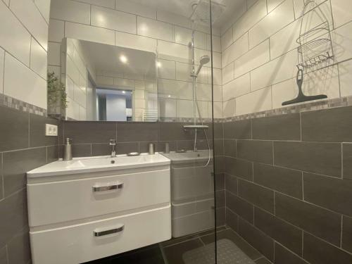 une salle de bain avec un lavabo et un miroir dans l'établissement Sainte-Maxime: Appartement 2 pièces rénové avec terrasse, climatisation et à 2 pas de la plage - FR-1-226-498, à Sainte-Maxime
