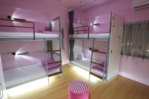 Ein Etagenbett oder Etagenbetten in einem Zimmer der Unterkunft iDeal Beds Hostel Ao Nang Beach