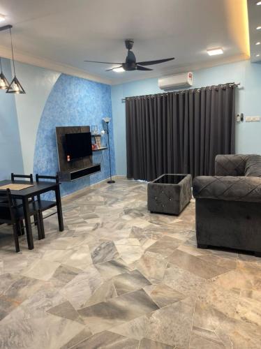 ein Wohnzimmer mit einem Sofa und einem Tisch in der Unterkunft Marina View Villas Pinnacle Guest House in Port Dickson