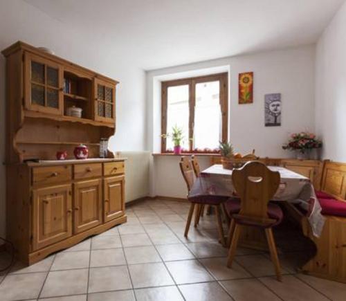 モルヴェーノにあるAppartamento Zeni - Dolomiti di Brentaのキッチン(テーブル、テーブル、椅子付)