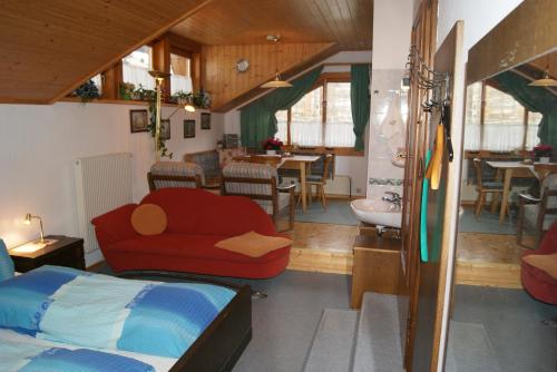 レンヴェークにあるGästehaus Ferienwohnungen LACKNERのベッドルーム1室(ベッド1台、椅子、テーブル付)