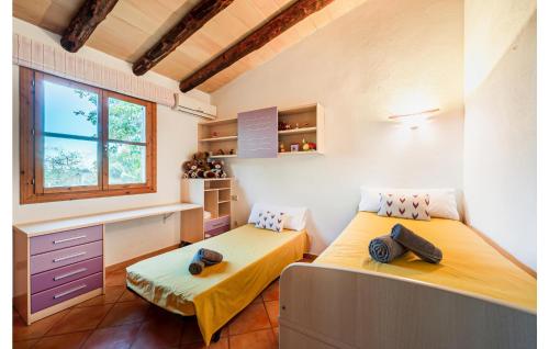 1 Schlafzimmer mit 2 Betten und einem Fenster in der Unterkunft Nice Home In Manacor With House A Mountain View in Manacor