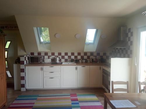 Kuchyň nebo kuchyňský kout v ubytování V4 Kilátóterasz Apartmanok Emelet