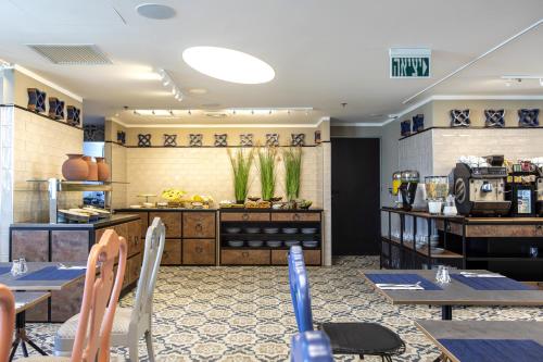 Utensilios para hacer té y café en Numa Hotel Jaffa
