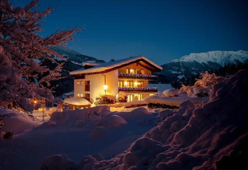 a house in the snow at night at Haus Mansaura in Vandans