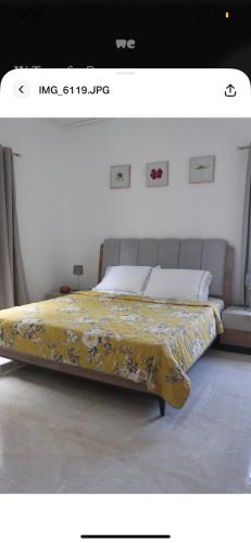 1 dormitorio con 1 cama con manta amarilla en Ogumka 2 , self catering , Santa Maria , Mahe , Seychelles en Anse Royale