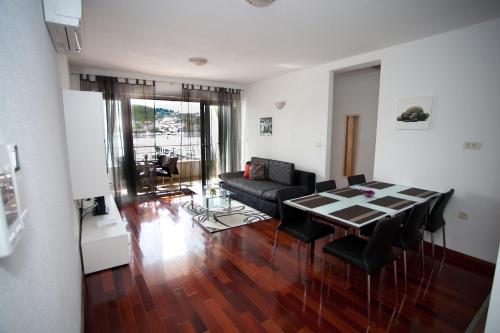 sala de estar con mesa, sillas y sofá en Apartments Svjetlana, en Trogir
