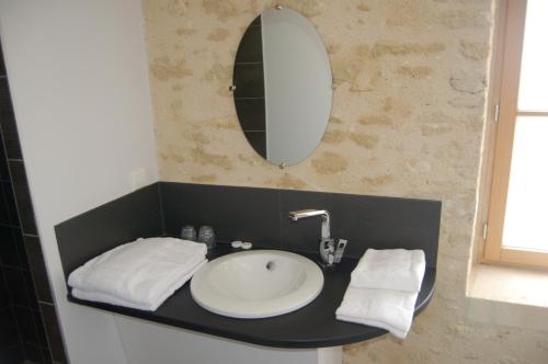 La salle de bains est pourvue d'un lavabo et d'un miroir. dans l'établissement Rocaminori Hôtel, à Louresse-Rochemenier
