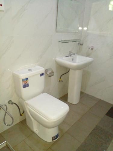 a bathroom with a toilet and a sink at Villa Ameliya in Unawatuna