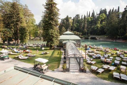 an aerial view of a park with a gazebo at Parco Termale di Villa Dei Cedri in Lazise