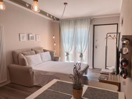 1 dormitorio con cama y ventana grande en WellHome en Asti