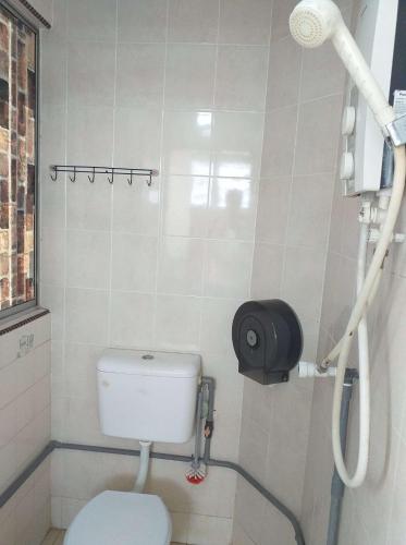 マラッカにあるDiscovery Youth Hostel Malaccaのトイレとシャワー付きのバスルーム