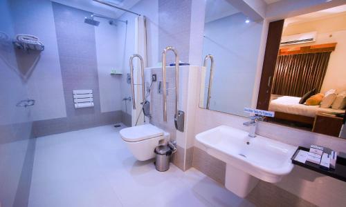 Kupatilo u objektu Contour Backwaters Hotel Resort & Convention Centre