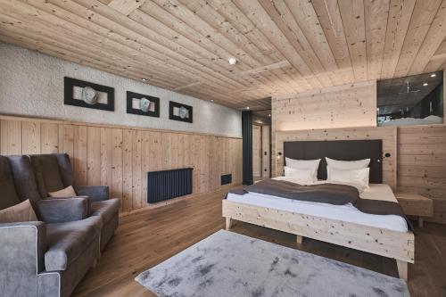 a bedroom with a bed and a couch at Tenne Lodges in Racines