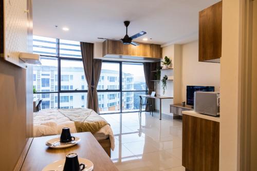 Postel nebo postele na pokoji v ubytování Studio Units at Pacific Tower Near Jaya One by ComfyAsia