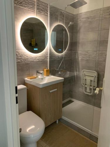 een badkamer met een toilet, een wastafel en een douche bij Trouville, appartement rénové avec grande terrasse au calme in Trouville-sur-Mer