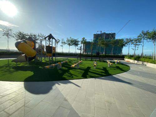 un parco giochi con persone che giocano in un parco di Airport KLIA Guest House (1 bedroom & 1 toilet) a Sepang