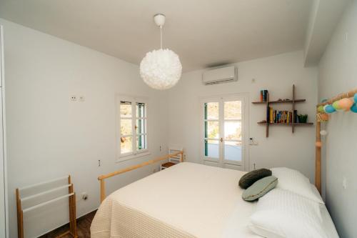 Postel nebo postele na pokoji v ubytování La Maison de Lilac-Luxurious Olive Grove apartments