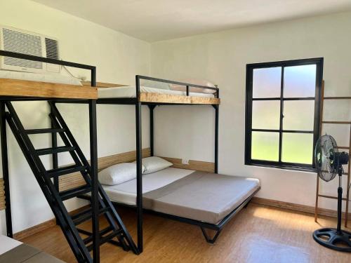a room with two bunk beds and a window at Viento de Mar in Gindi
