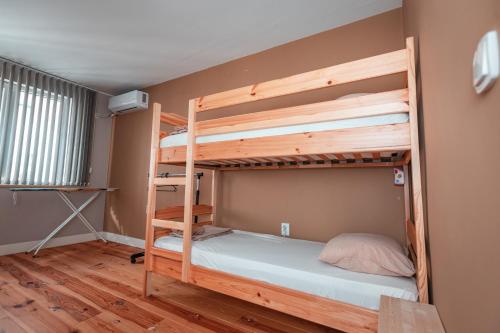 1 Schlafzimmer mit 2 Etagenbetten in einem Zimmer in der Unterkunft COZY Home in Ruse