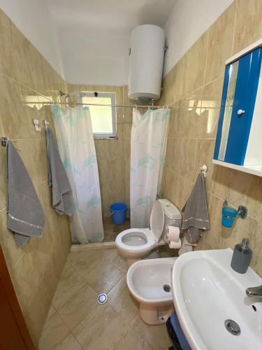 un baño con inodoro y lavabo en Eldi's Apartment, en Golem