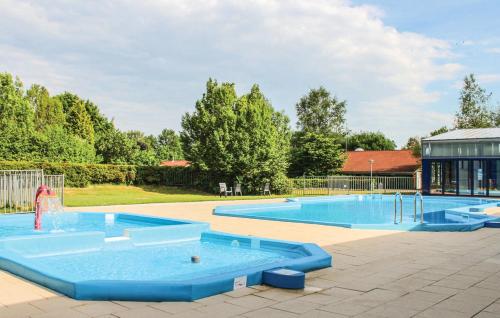 una gran piscina con 2 piscinas azules en Vijverzicht 221 met whirlpool, en Gramsbergen