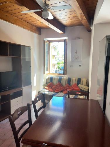 un soggiorno con tavolo e divano di Appartamento vacanze Dell'Orso a Montefalco