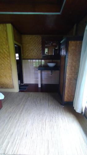 una habitación vacía con una mesa y un lavabo en Rice paddy bungalow en Ubud