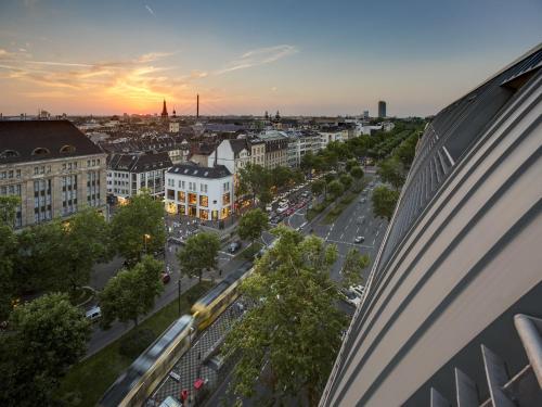 - une vue sur une ville avec un train dans une rue dans l'établissement Breidenbacher Hof, Best Grandhotel 2025 - Die 101 Besten, à Düsseldorf