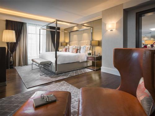 une chambre d'hôtel avec un lit et un canapé dans l'établissement Breidenbacher Hof, Best Grandhotel 2024 - Die 101 Besten, à Düsseldorf