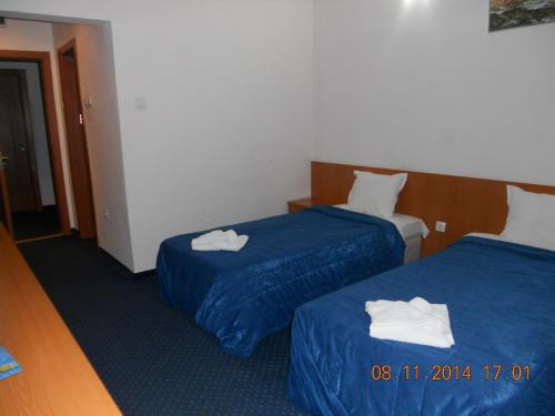 Un pat sau paturi într-o cameră la Family Hotel Helios