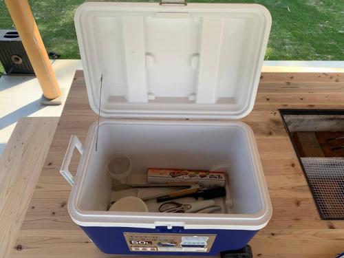 a cooler sitting on top of a wooden table at ゆったりとした時間を過ごせる一棟貸切の別荘　たけしま in Naruto