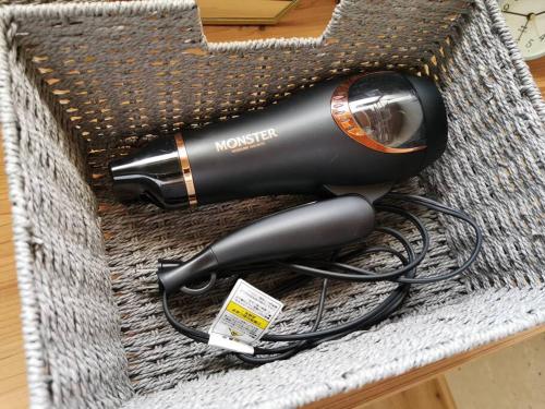 a black hairdryer sitting on top of a basket at ゆったりとした時間を過ごせる一棟貸切の別荘　たけしま in Naruto