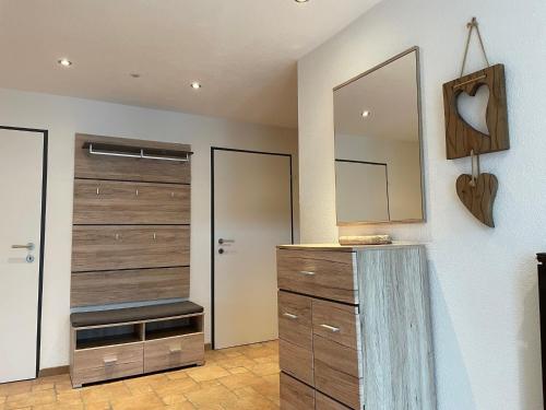 einen begehbaren Kleiderschrank mit Holztüren und einem Spiegel in der Unterkunft Appartement Krepper in Erpfendorf