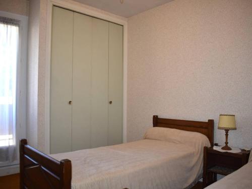 sypialnia z 2 łóżkami i szafą w obiekcie Appartement Font-Romeu-Odeillo-Via, 2 pièces, 4 personnes - FR-1-580-4 w mieście Font-Romeu-Odeillo-Via