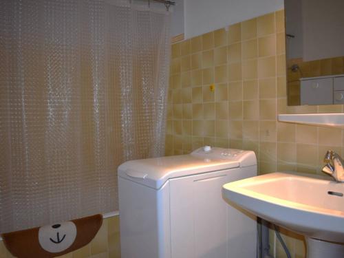 La salle de bains est pourvue de toilettes et d'un lavabo. dans l'établissement Appartement Font-Romeu-Odeillo-Via, 2 pièces, 4 personnes - FR-1-580-4, à Font-Romeu-Odeillo-Via
