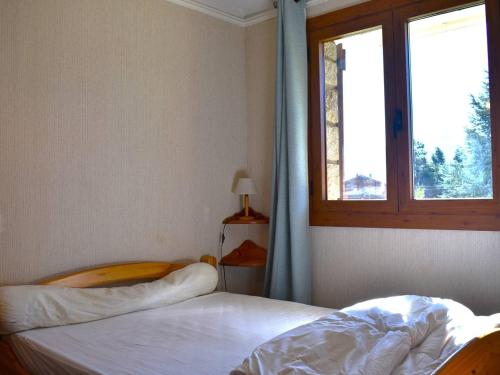 une chambre avec un lit et une fenêtre dans l'établissement Appartement T2 cabine avec terrasse, tennis, animaux acceptés, 6 pers., Font-Romeu - FR-1-580-6, à Font-Romeu-Odeillo-Via