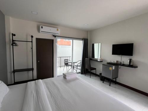 a hotel room with a bed and a television at see-on place/สีอ่อนเพลส in Ban Tha Phae