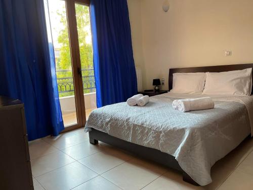 een slaapkamer met een bed met twee handdoeken erop bij Family Comfortable Spacious Apartment in Heraklion