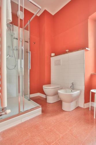 a bathroom with a toilet and a shower and a sink at Affittacamere Dai Baracca in Riomaggiore