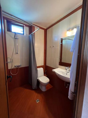 y baño con aseo y lavamanos. en Hotel 007 en Sofía