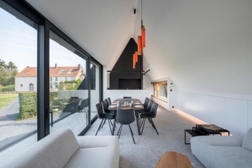 a living room with a table and chairs at Apartment L'O Reine in Sint-Pieters-Leeuw