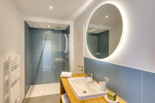 une salle de bain avec un lavabo et un miroir dans l'établissement SOUTH-OF-FRANCE Magnifique T5 avec CLIM, terrasse 30 m2 vue sur mer et barbecue, parking, 40m de la plage, à Carnon-Plage